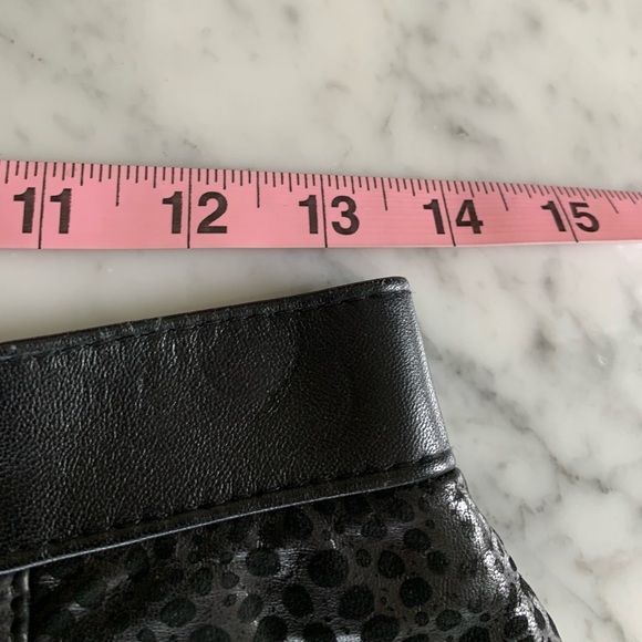 Leather skirt in leather with pockets and embossed details 80’s vibes size 27” - Picture 5 of 8